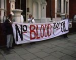 London U'wa solidarity action - Columbian embassy: No Blood For Oil (foto)