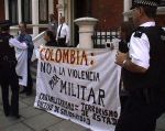 London U'wa solidarity action - 'No a la violencia (para)militar' (foto)