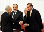 After giving a speech in Turkey's parliament, Peres shakes Erdogan's hand (2007)