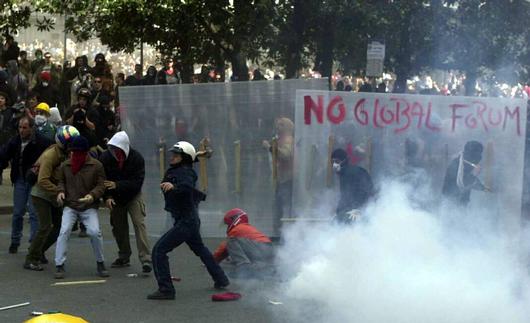 Naples: protesters clash with police (photo 2)