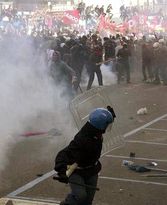 Naples: protesters clash with police (photo 3)