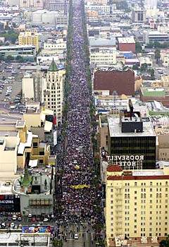 100,000 in Hollywood protest war!