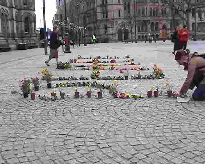 Manchester says "peace" with flowers -photos