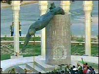 The "toppling" of Saddam and the Iraqi regime: a tale of 2 photos
