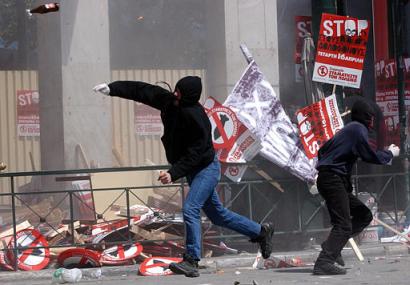 MORE PICS FROM THE RIOTS IN GREECE
