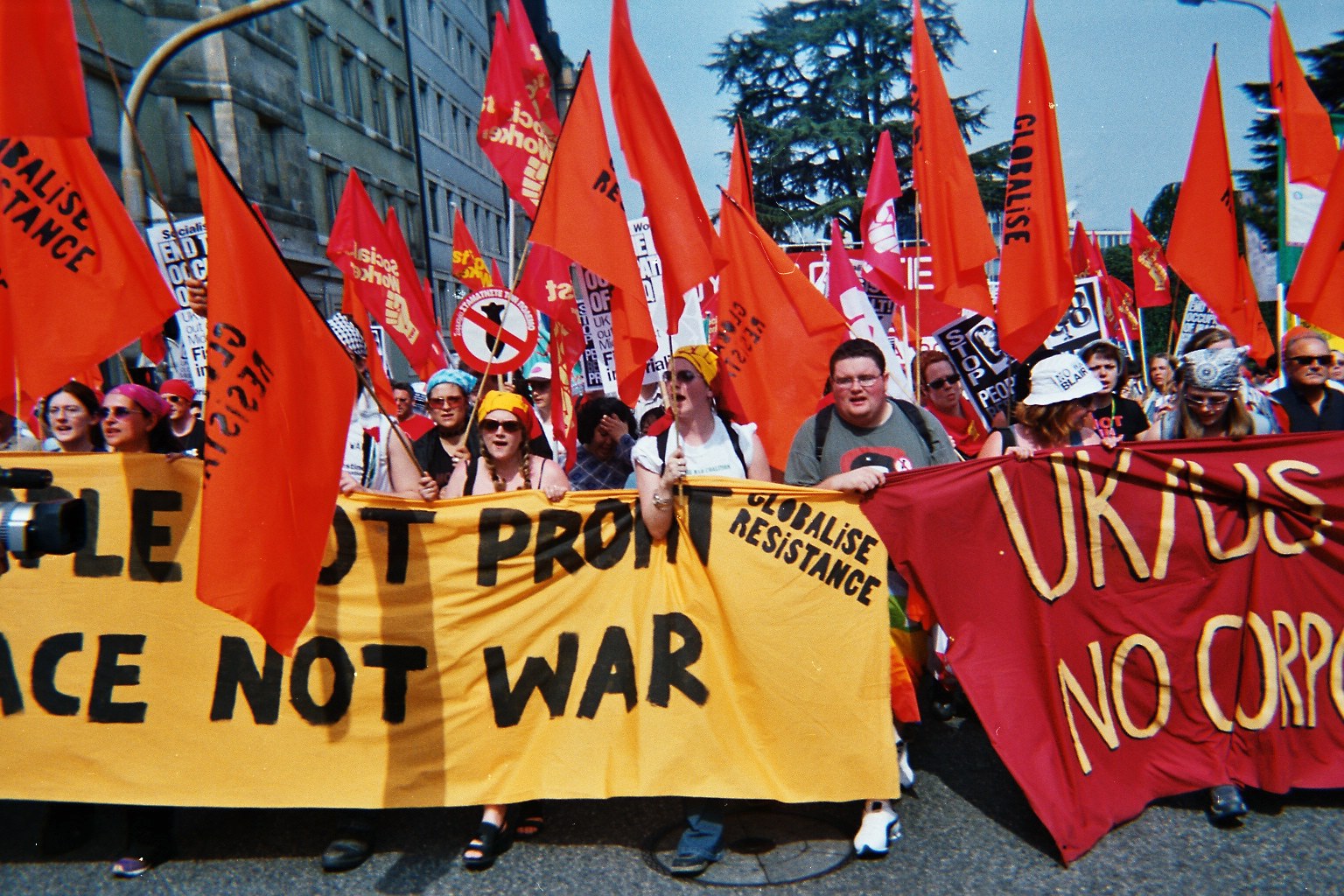 photos-geneva march G8 protests 1.6.2003