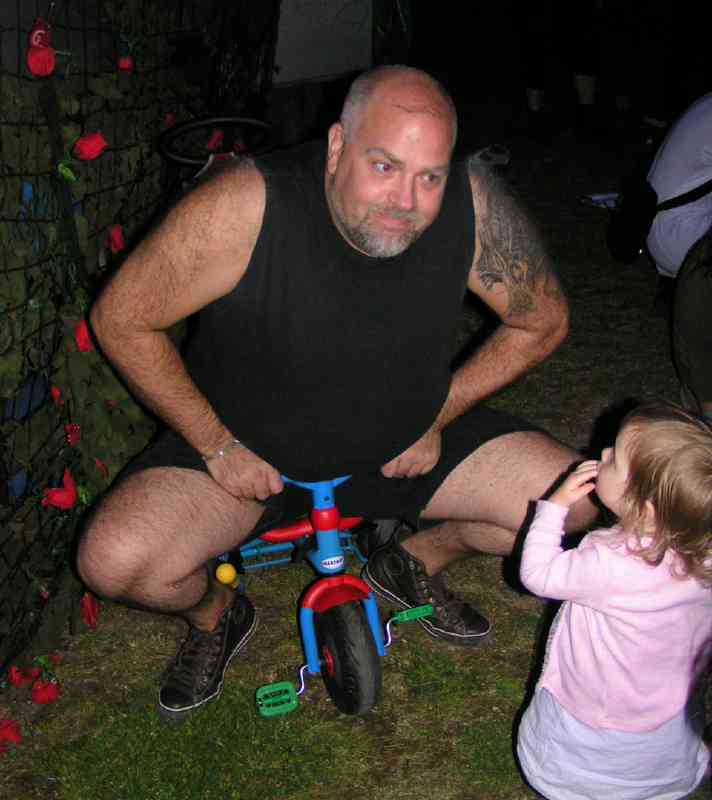 Large man monopolises young daughter's bike