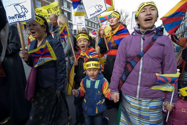 Many wore or carried Tibetan flags