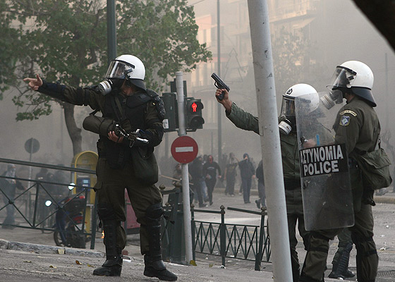 Greek cop targeting protesters with gun