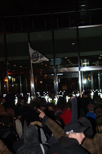 Protesters in front of the Dutch parliament building 16.10.2009