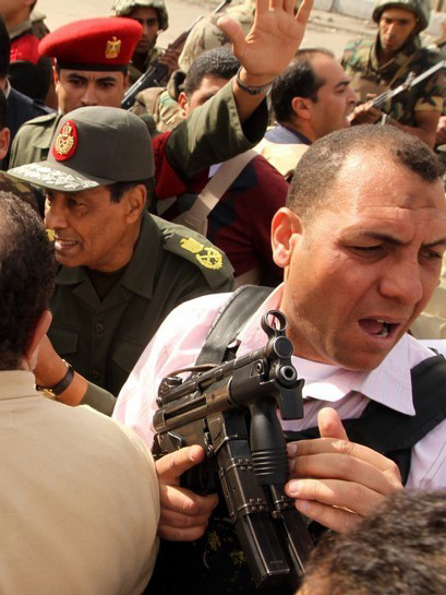 Head of Egypt's armed forces on Tahrir Square with bodyguard armed with H&K gun
